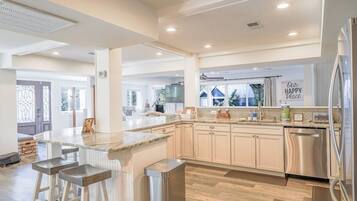 Jääkaappi, mikroaaltouuni, uuni, liesi