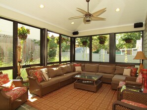 電視、壁爐、DVD 播放機、乒乓球設施