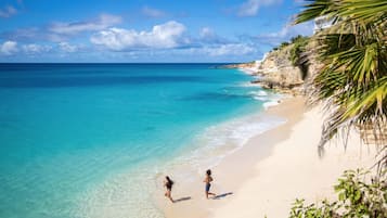 En la playa, camastros y toallas de playa 