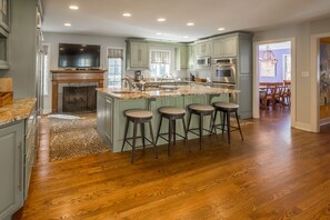 Fridge, microwave, oven, stovetop - Walk to the Beach! Spacious Clean 7BR (Rehoboth Beach)