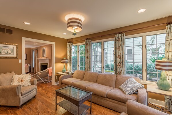 Télévision, cheminée, baby-foot, livres