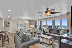 Televisión, reproductor de DVD, libros y estéreo 