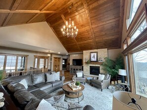 Smart TV, fireplace, video games, DVD player - GORGEOUS LARGE HOME WITH HOT TUB! 4th NIGHT FREE! (Galena)