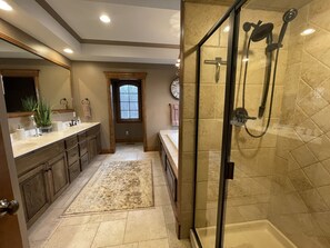 Ensemble douche/baignoire, baignoire à jets, sèche-cheveux