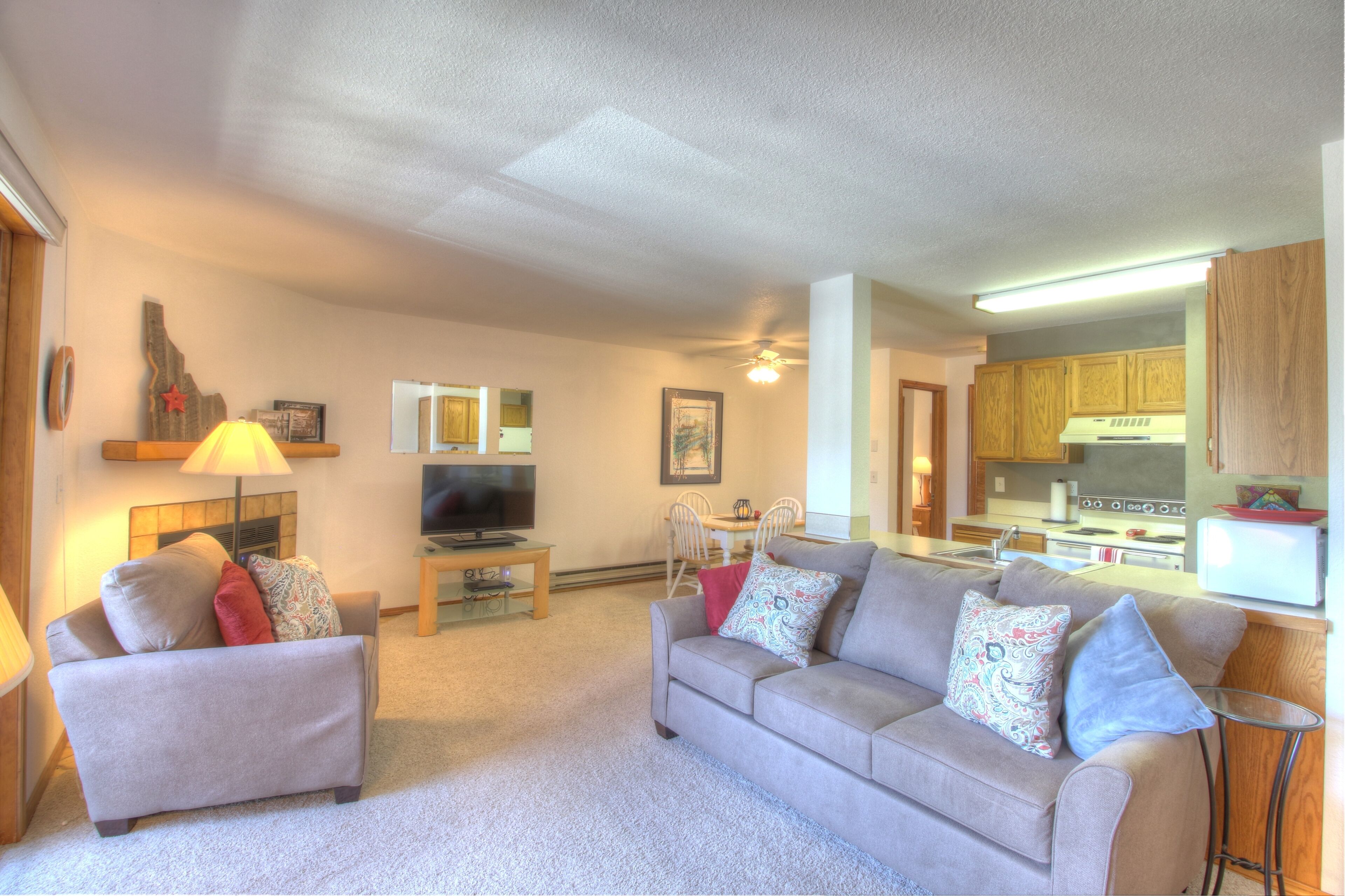 CLEAN COMFORTABLE CONDO CLOSE TO DOWNTOWN AND PAYETTE LAKE