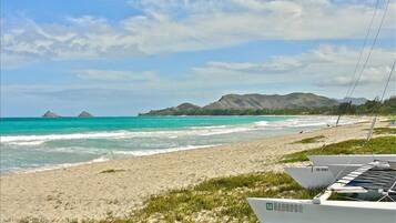 En la playa, camastros y toallas de playa