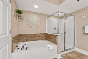 Combined shower/tub, towels