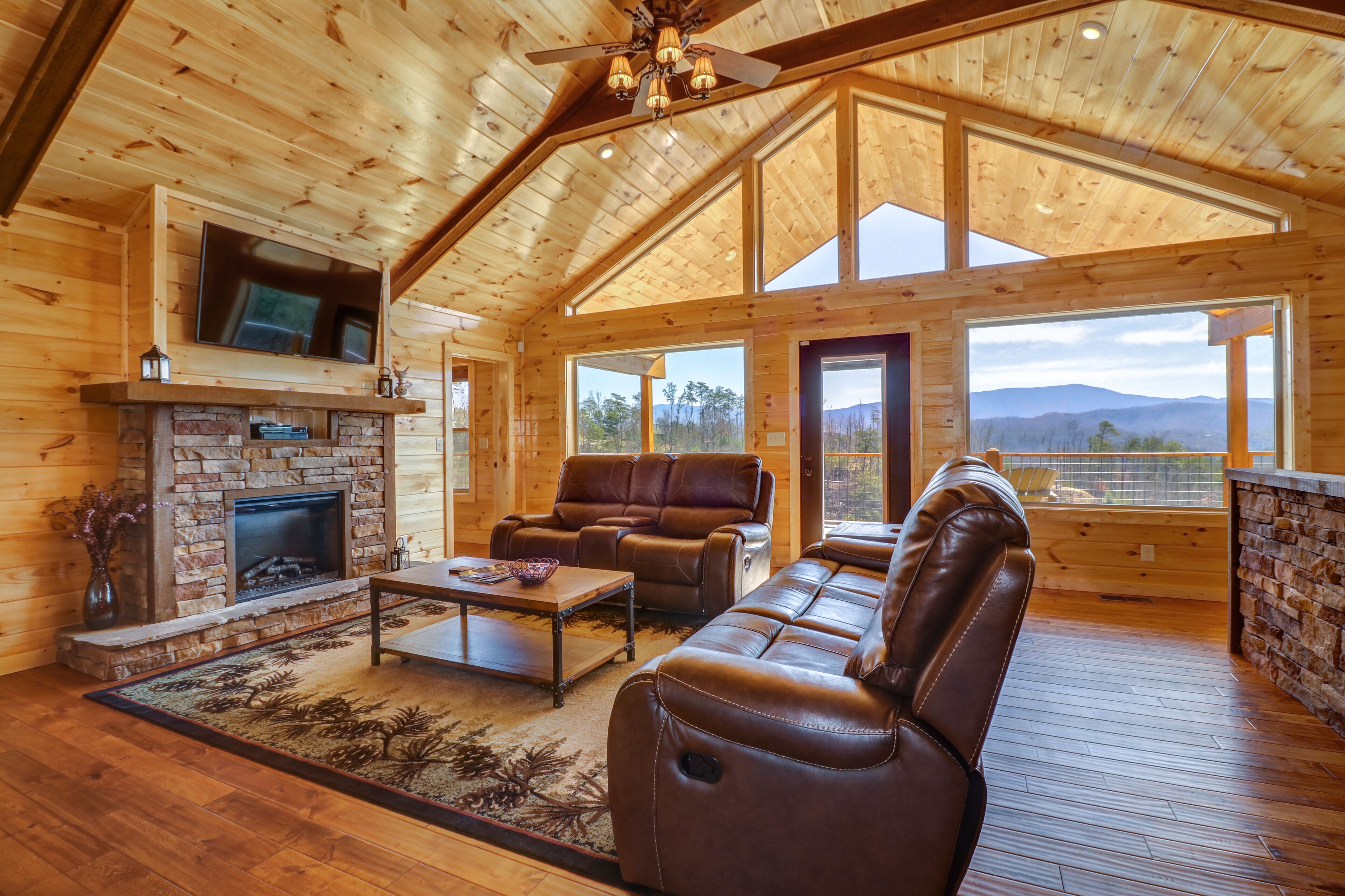 Mountainside cabin with private hot tub, pool table, & gas fireplace