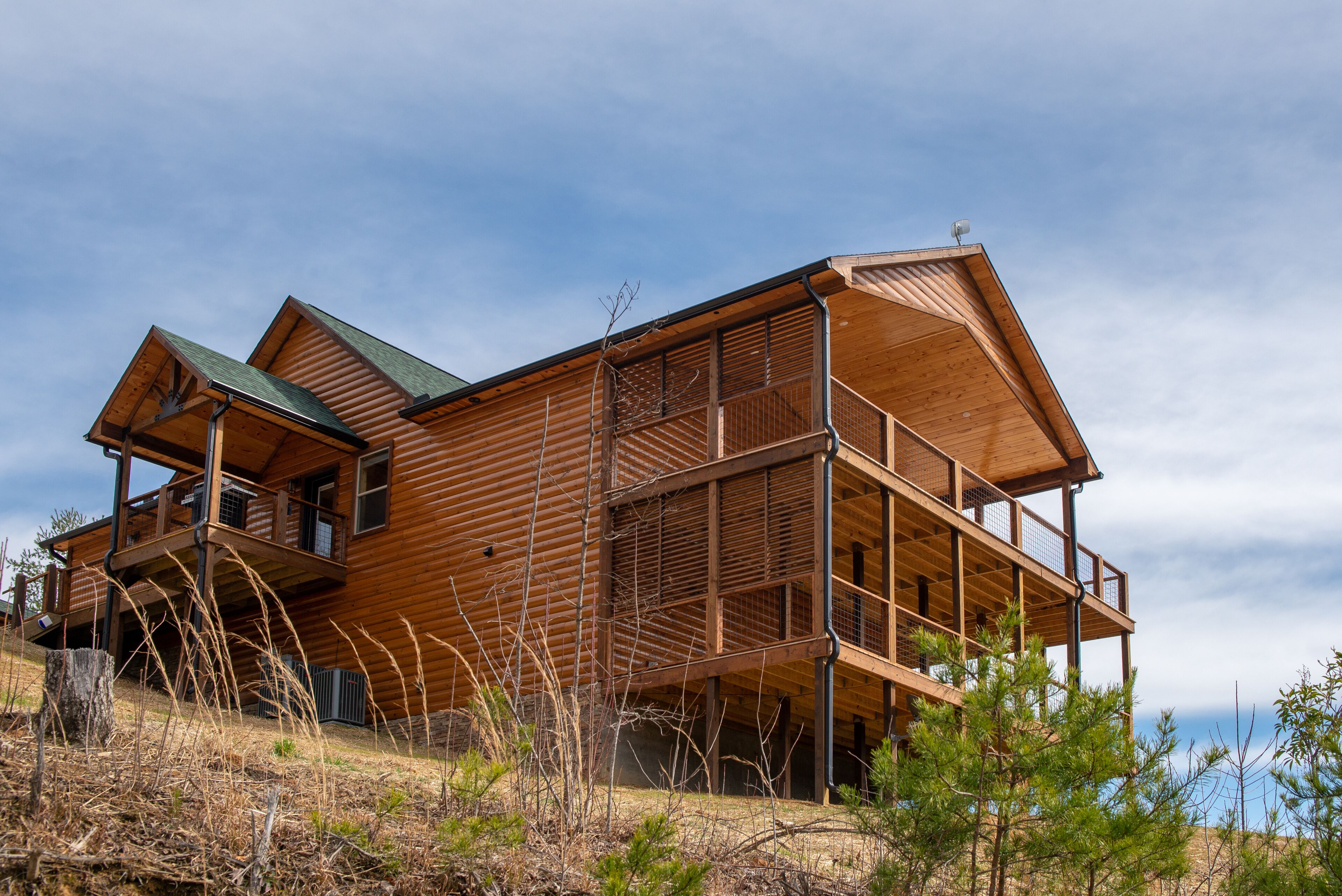 Mountainside cabin with private hot tub, pool table, & gas fireplace