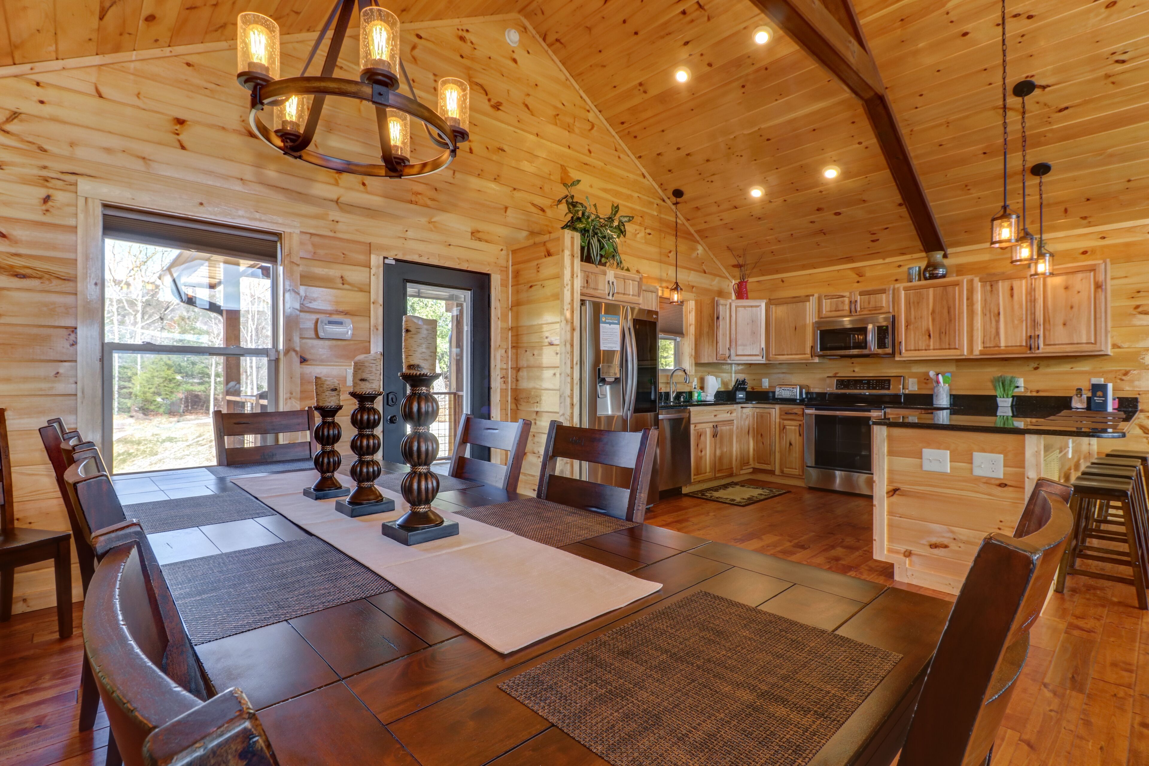 Mountainside cabin with private hot tub, pool table, & gas fireplace