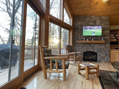 Cozy Chalet Overlooking Yellow Lake, 10 Beds and Hot Tub <2 Hrs From The Cities