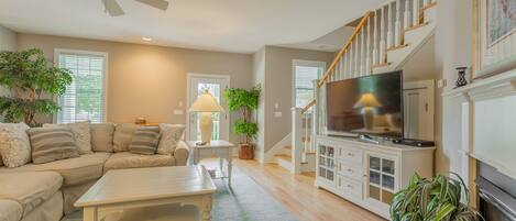 Een televisie, een open haard, een dvd-speler en boeken