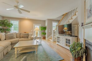 Smart-TV, Kamin, DVD-Player, Bücher