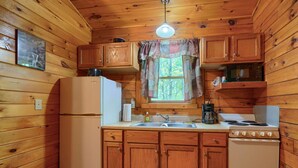 Wasserkocher mit Kaffee-/Teezubehör, Kühlschrank, Mikrowelle, Ofen