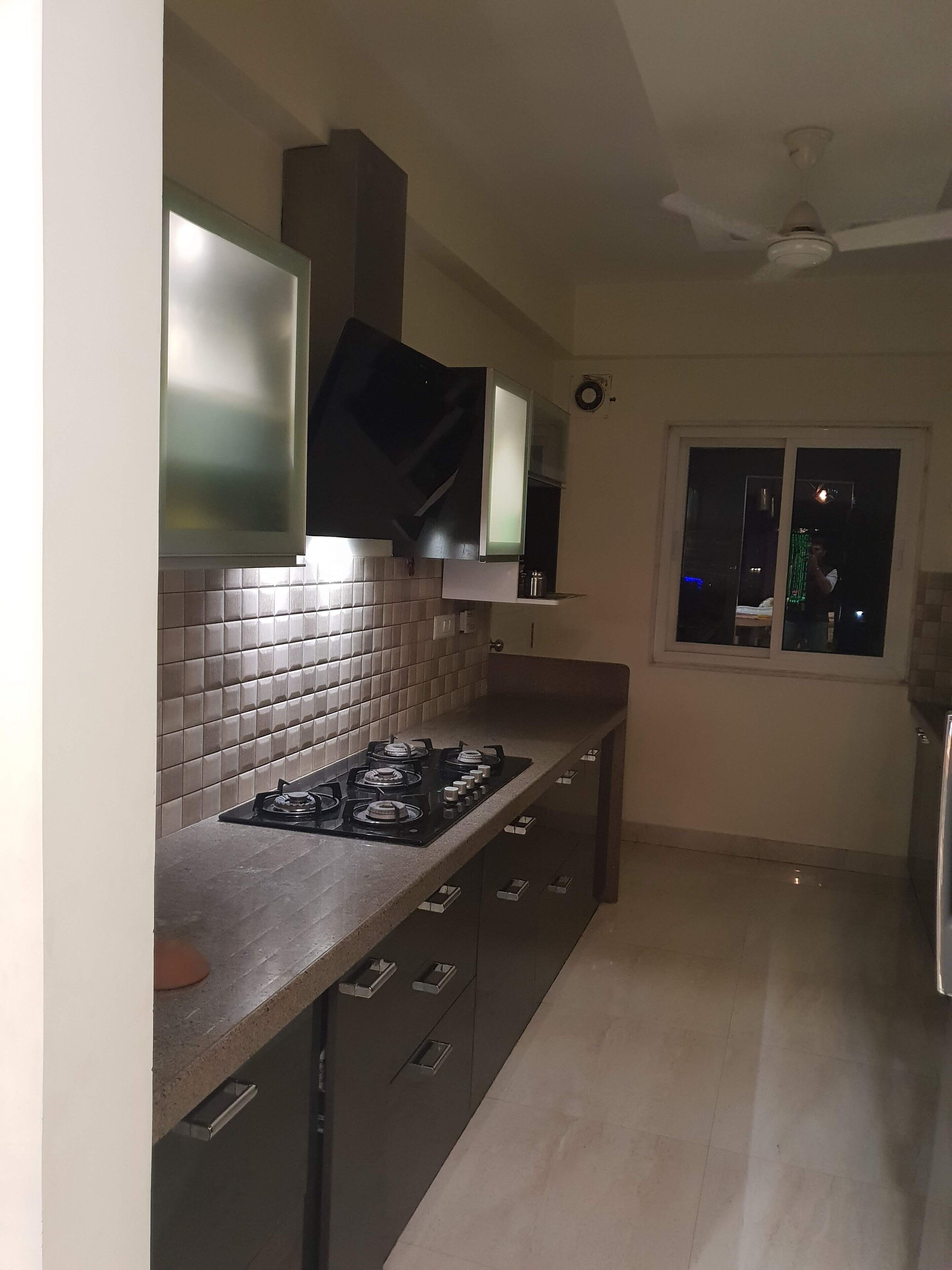 Ultra Modern 3 bedroom Condo "2 Mins from Airport"