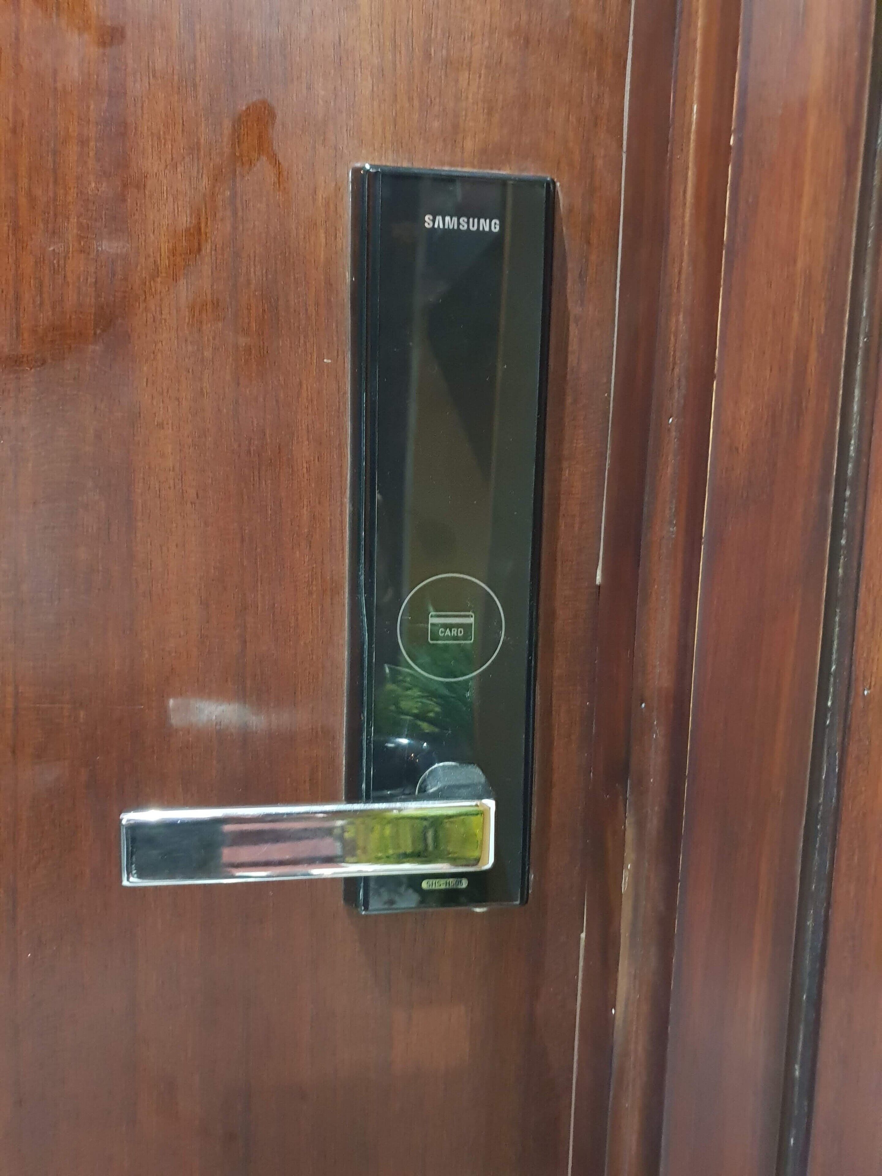 Ultra Modern 3 bedroom Condo "2 Mins from Airport"