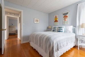 2 bedrooms, desk, iron/ironing board, WiFi - Sea Mist Cottage | Coastal Charm w/ Stunning Views (Marshall)