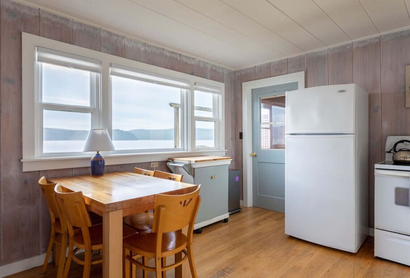 Cozy & Quaint Cottage on Tomales Bay w/ Hot Tub