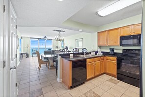 Jääkaappi, mikroaaltouuni, uuni, liesi