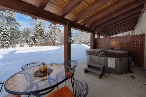Clean Comfortable Townhome with Hot Tub Sleeps 7