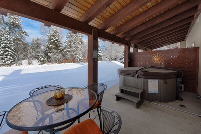 Clean Comfortable Townhome with Hot Tub Sleeps 7
