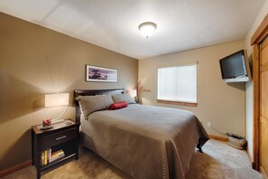 3 bedrooms, iron/ironing board, free WiFi, bed sheets