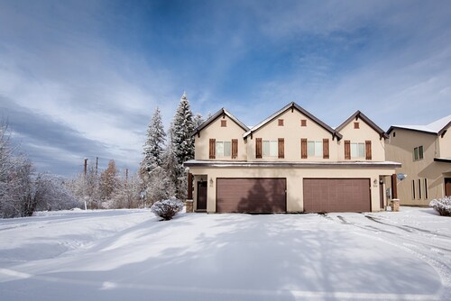 Clean Comfortable Townhome with Hot Tub Sleeps 7
