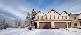 Clean Comfortable Townhome with Hot Tub Sleeps 7