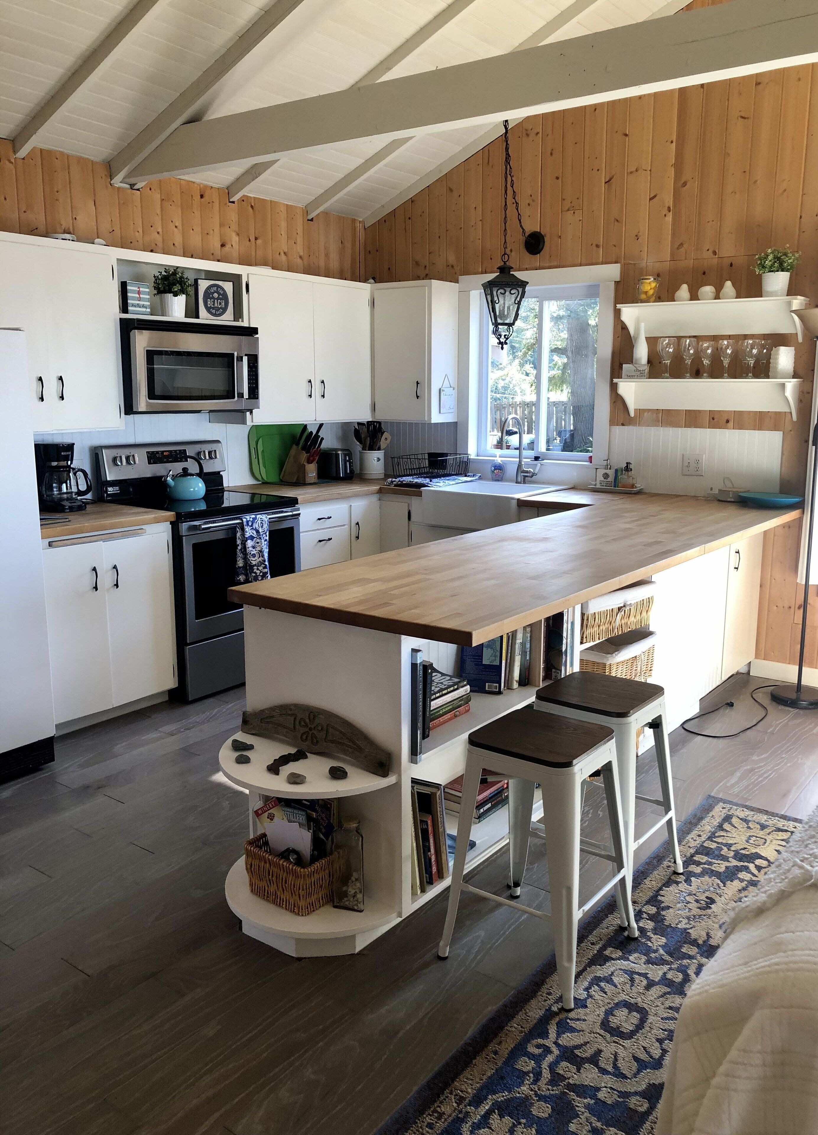 Whidbey Island Waterfront cabin! Best Sunsets on the West side! YES!! SPECIALS!!