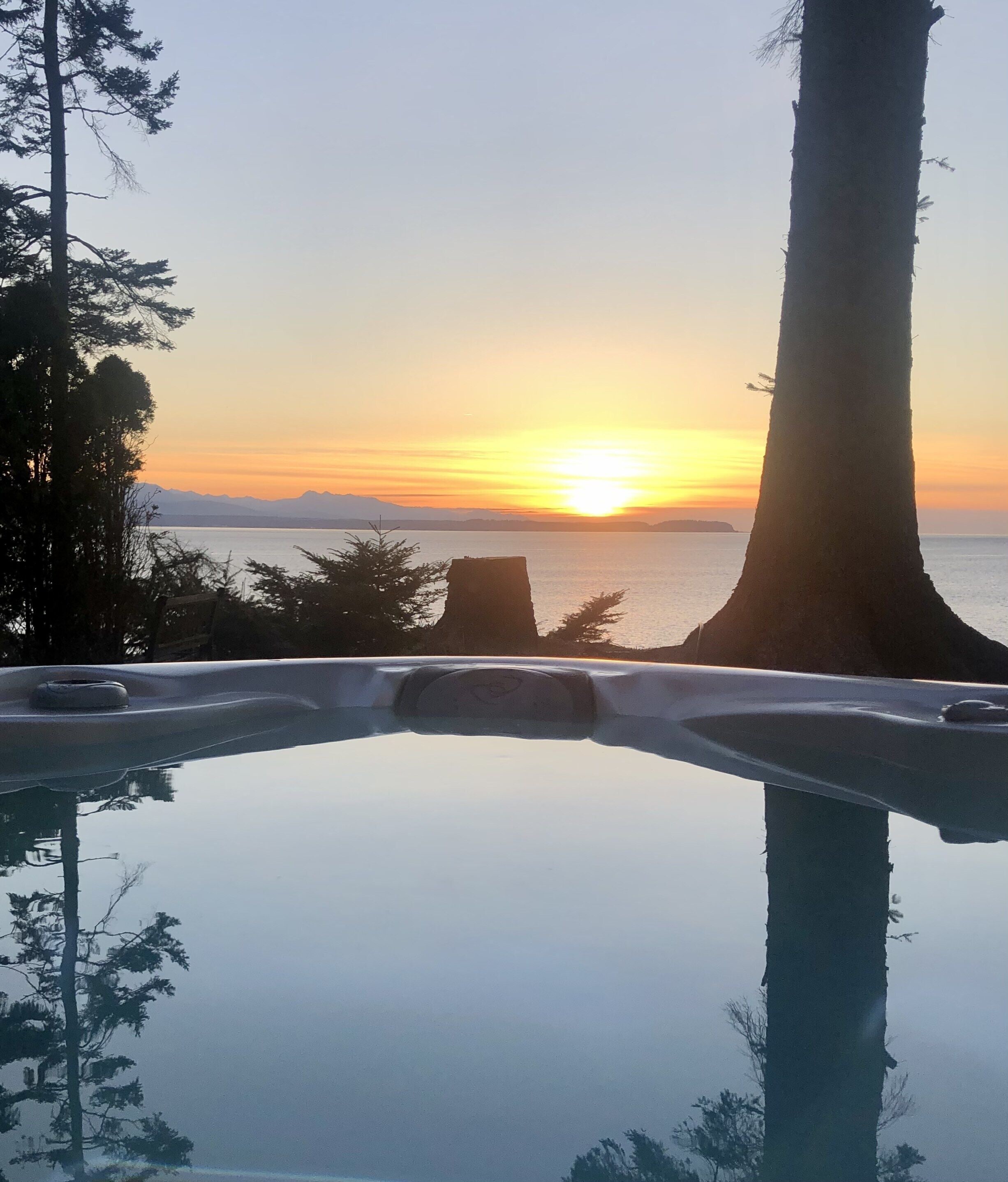 Whidbey Island Waterfront cabin! Best Sunsets on the West side! YES!! SPECIALS!!