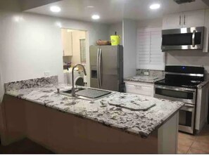 Fridge, microwave, oven, stovetop - A great place to relax, fish, or even work from. 2/2 , 66 ft (Tavernier)