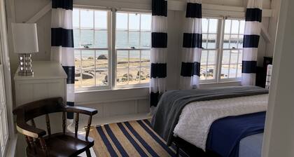 Suora rantapaikkaan remontoitu mökki.