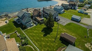 Une zone résidentielle côtière comprenant des maisons, une plage et une jetée.
