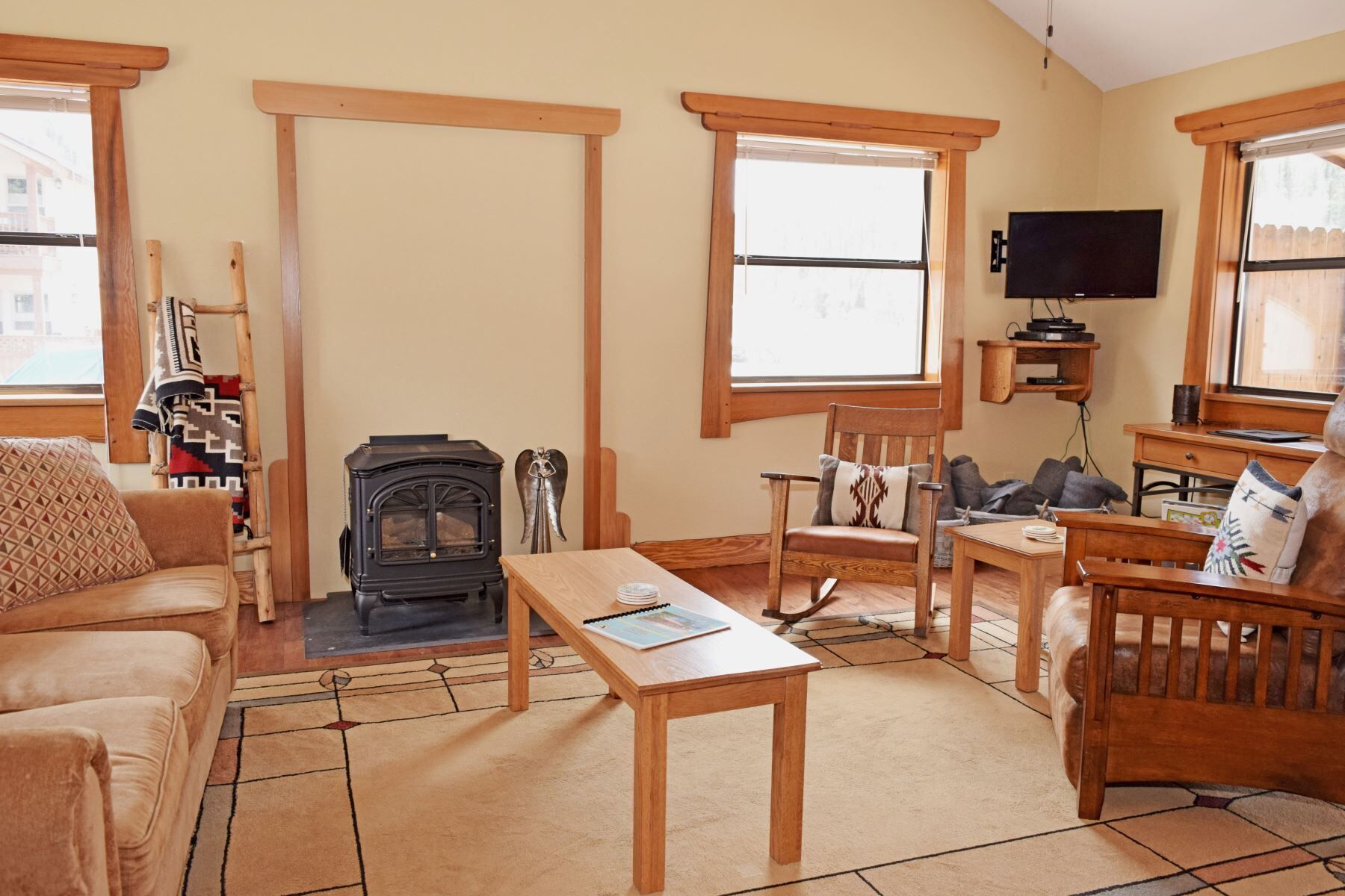 Camp Lil Henry - In Town - On Main Street - Pet Friendly - Free WiFi - Satellite