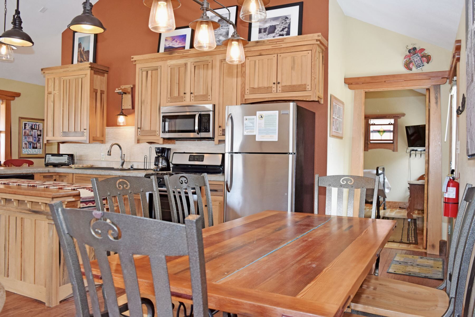 Camp Lil Henry - In Town - On Main Street - Pet Friendly - Free WiFi - Satellite