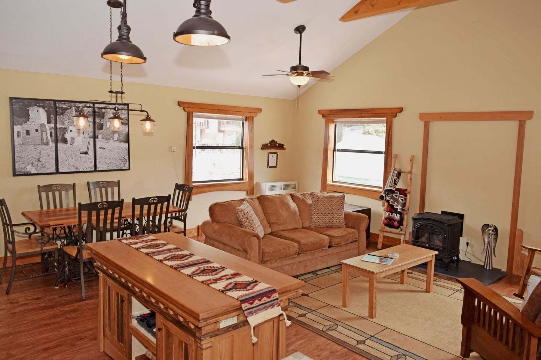 Camp Lil Henry - In Town - On Main Street - Pet Friendly - Free WiFi - Satellite