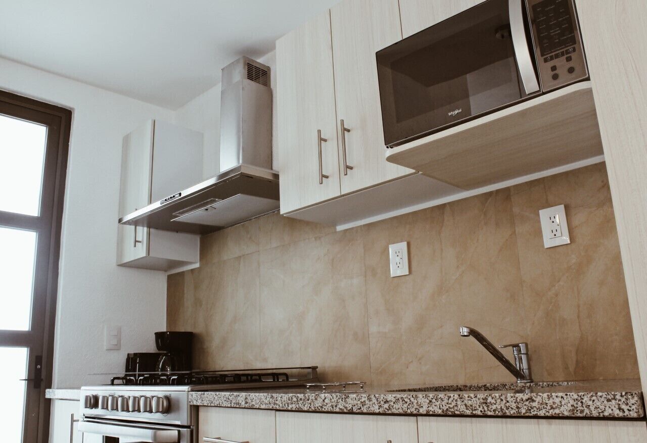 Een magnetron, een koffiezetapparaat/waterkoker