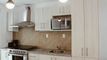 Mikroaaltouuni, kahvin-/teenkeitin