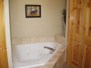 Douche, baignoire Ă jets, sĂšche-cheveux, serviettes fournies