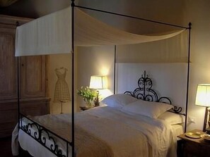 3 Schlafzimmer, Schreibtisch, Bügeleisen/Bügelbrett, Reisekinderbett