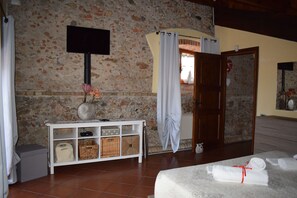 3 bedrooms, desk, iron/ironing board, free WiFi - Fantastic villa with private salt water swimming pool in Toirano near to Loano (Toirano)