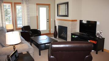 Smart-tv, pejs, dvd-afspiller, bøger