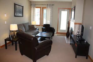 Een smart-tv, een open haard, een dvd-speler en boeken