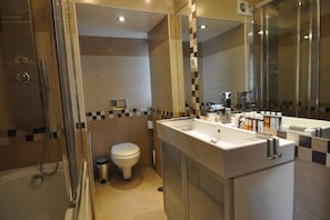 Combined shower/tub, jetted tub, hair dryer, towels