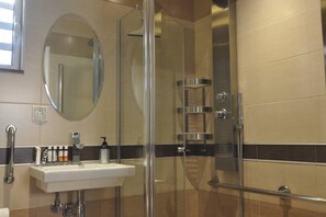 Combined shower/tub, jetted tub, hair dryer, towels