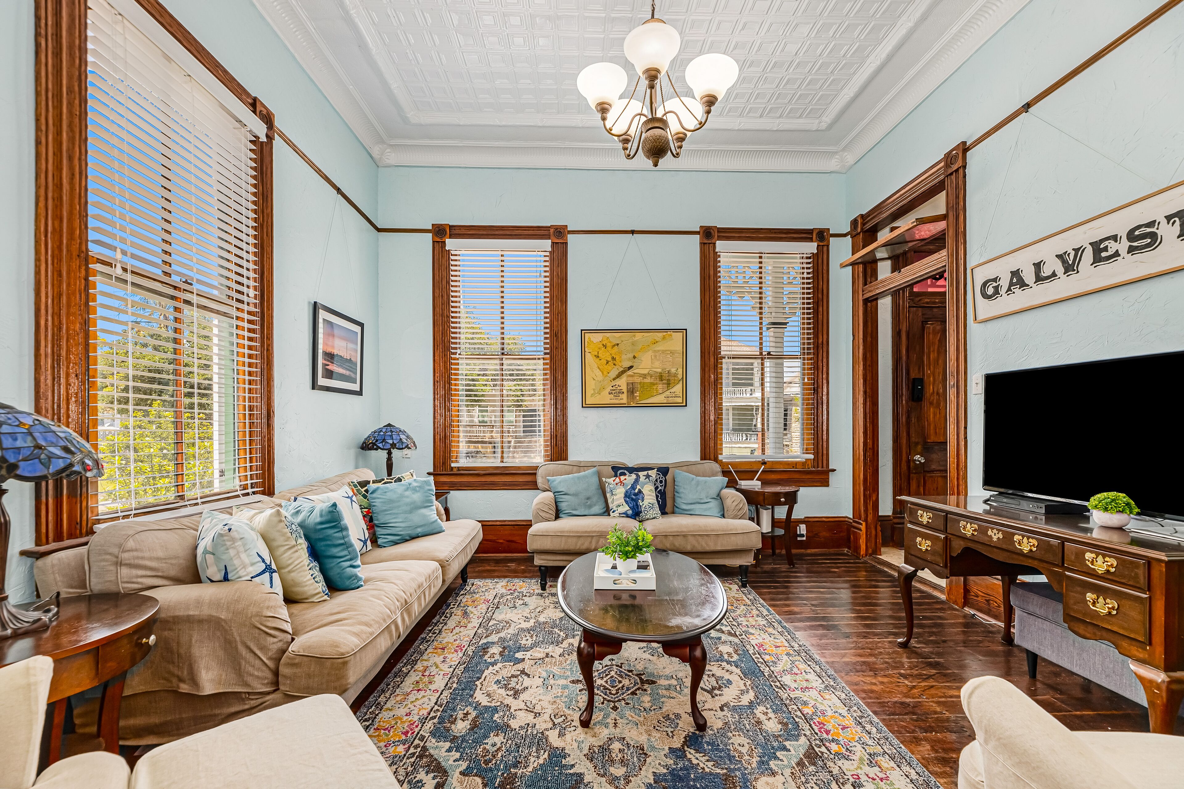 Colorful Victorian - walking distance to the beach & Pleasure Pier