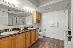 Suihkun ja ammeen yhdistelmä, pyyhkeet