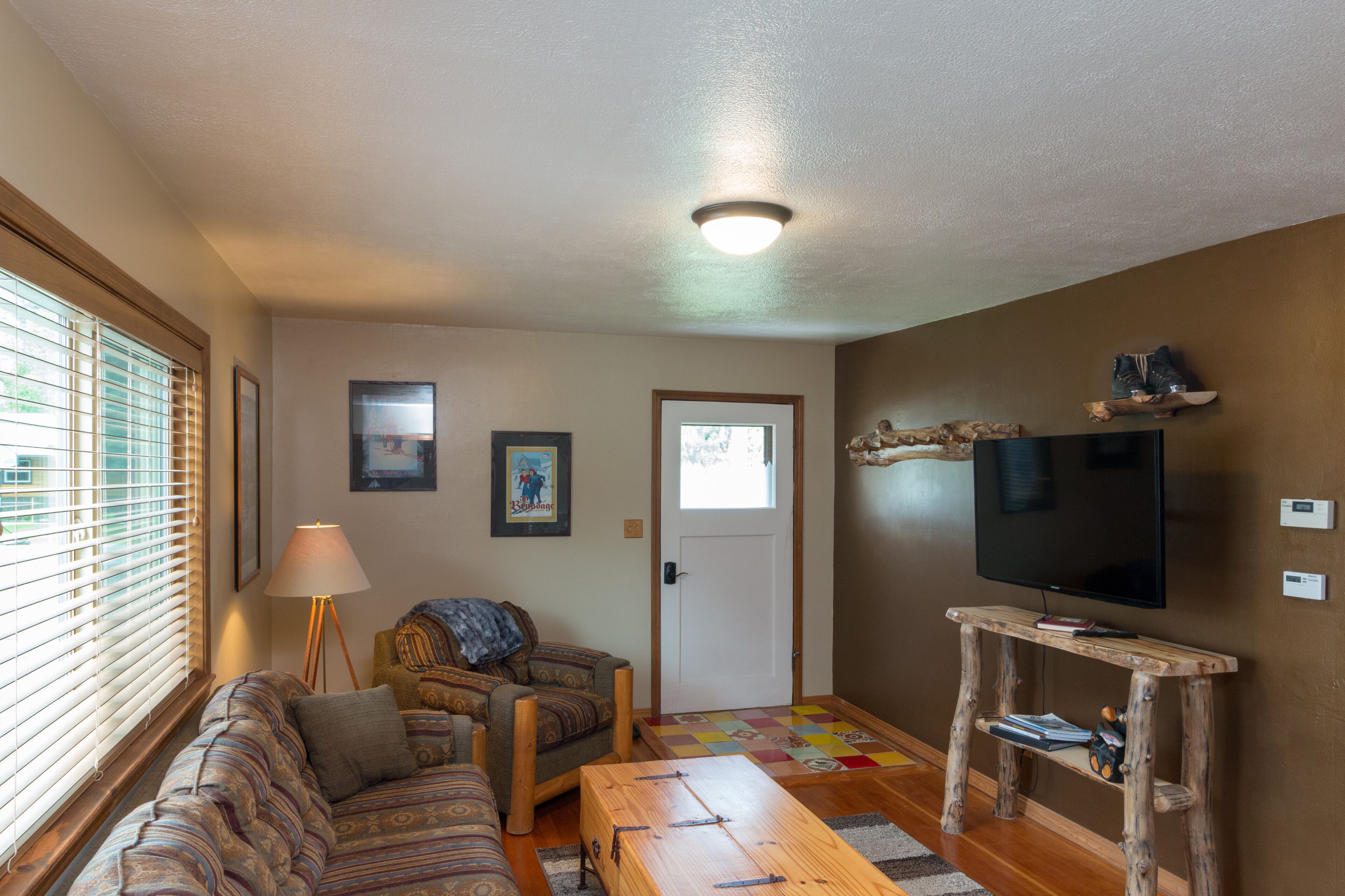 DOG FRIENDLY REMODELED CABIN STEPS TO DOWNTOWN WITH PRIVATE YARD