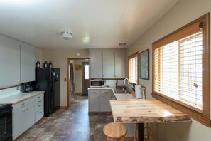 Kylskåp, mikrovågsugn, ugn och spishäll