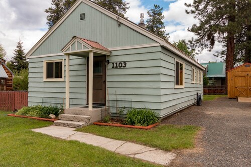 Dog friendly historic cabin steps to downtown McCall